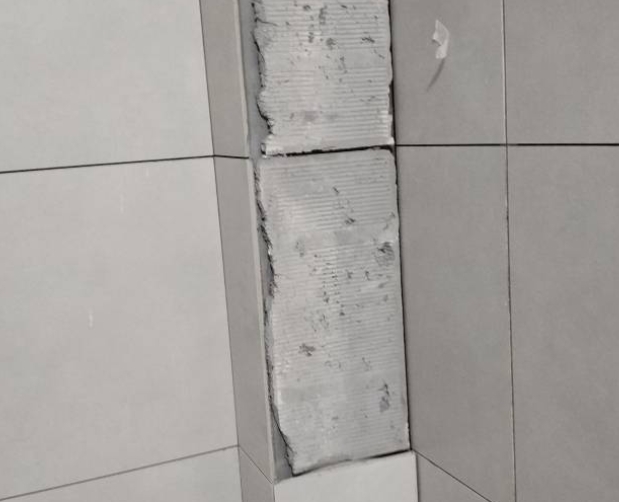 茌平瓷砖空鼓维修公司分享下瓷砖施工前基层浇水润湿程度不足，可能导致以下问题